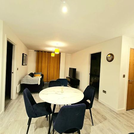 Exquisite Cosy 2-Bed Apartment In Salford Манчестер Экстерьер фото