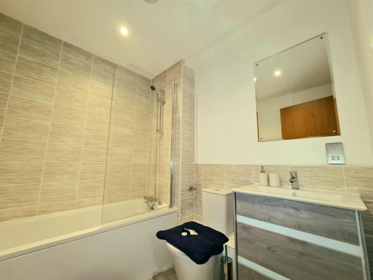 Exquisite Cosy 2-Bed Apartment In Salford Манчестер Экстерьер фото
