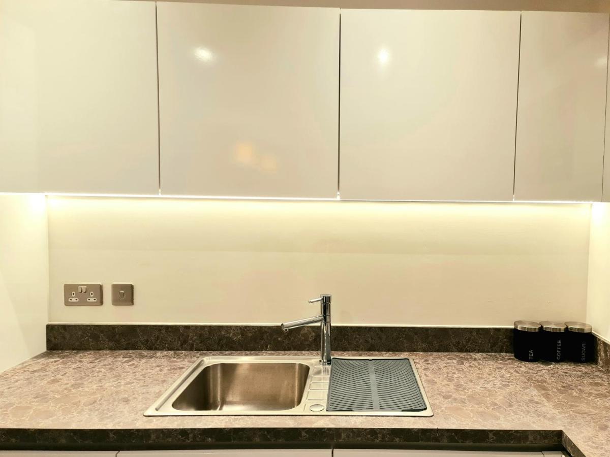 Exquisite Cosy 2-Bed Apartment In Salford Манчестер Экстерьер фото