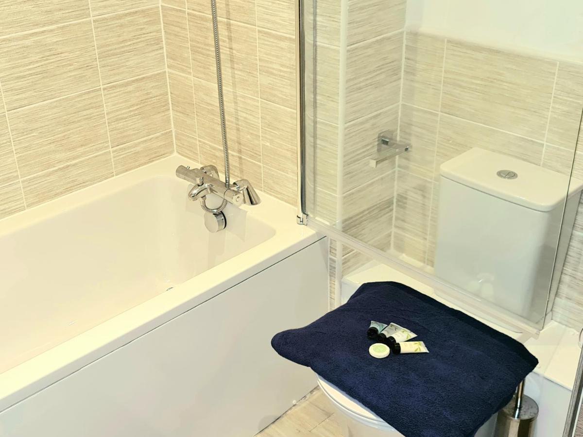 Exquisite Cosy 2-Bed Apartment In Salford Манчестер Экстерьер фото