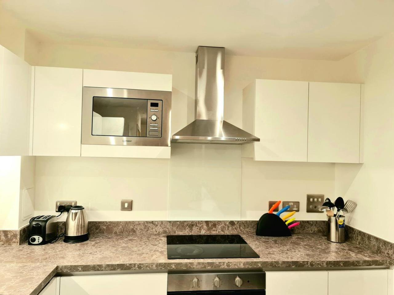 Exquisite Cosy 2-Bed Apartment In Salford Манчестер Экстерьер фото