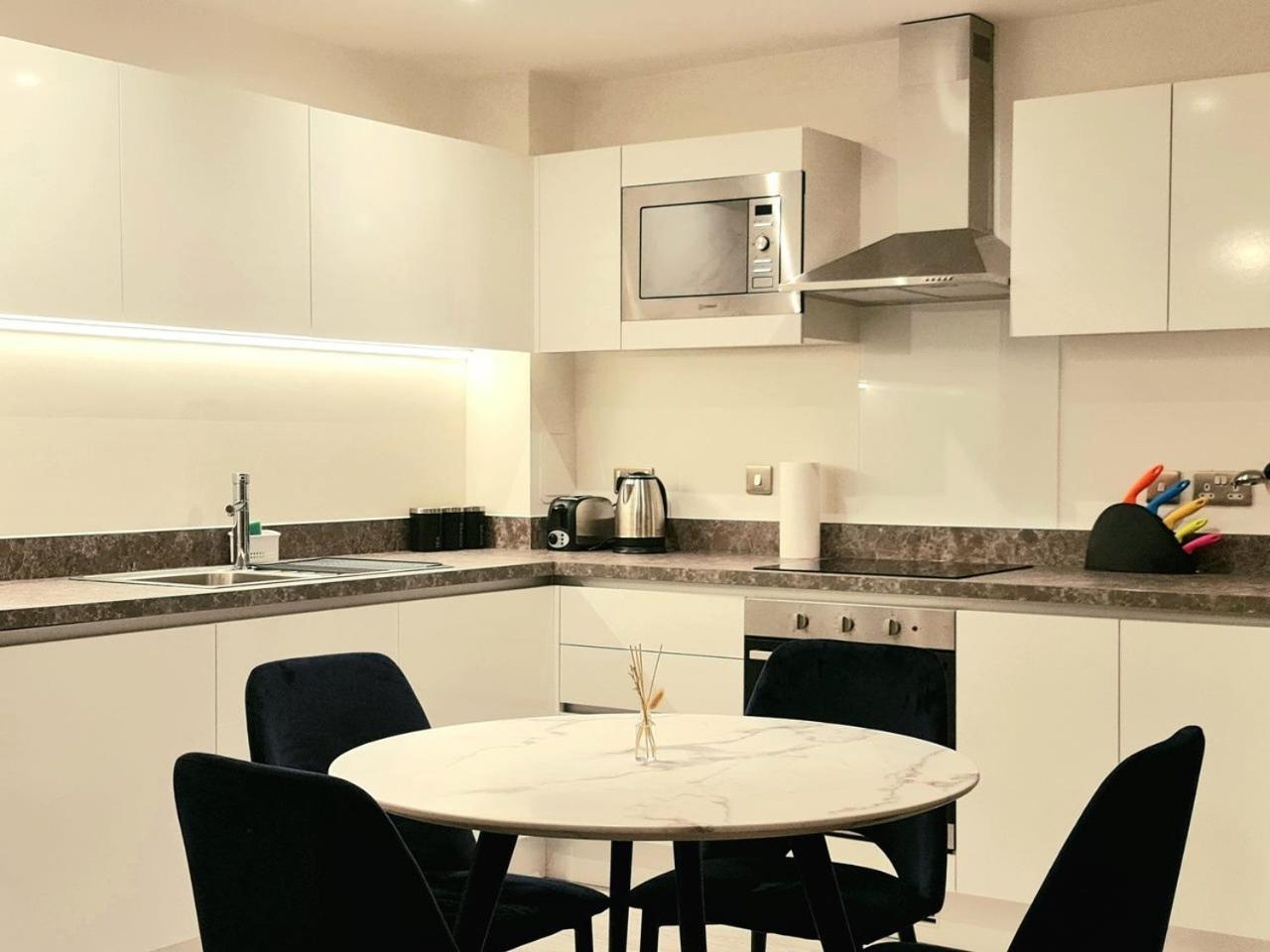 Exquisite Cosy 2-Bed Apartment In Salford Манчестер Экстерьер фото