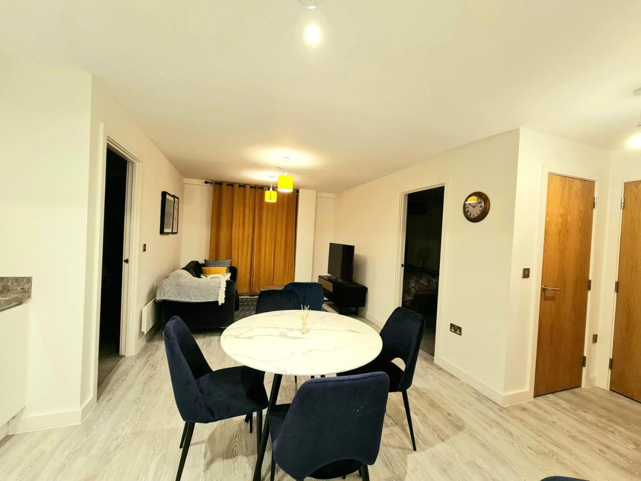 Exquisite Cosy 2-Bed Apartment In Salford Манчестер Экстерьер фото