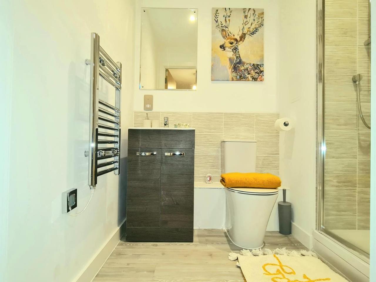 Exquisite Cosy 2-Bed Apartment In Salford Манчестер Экстерьер фото