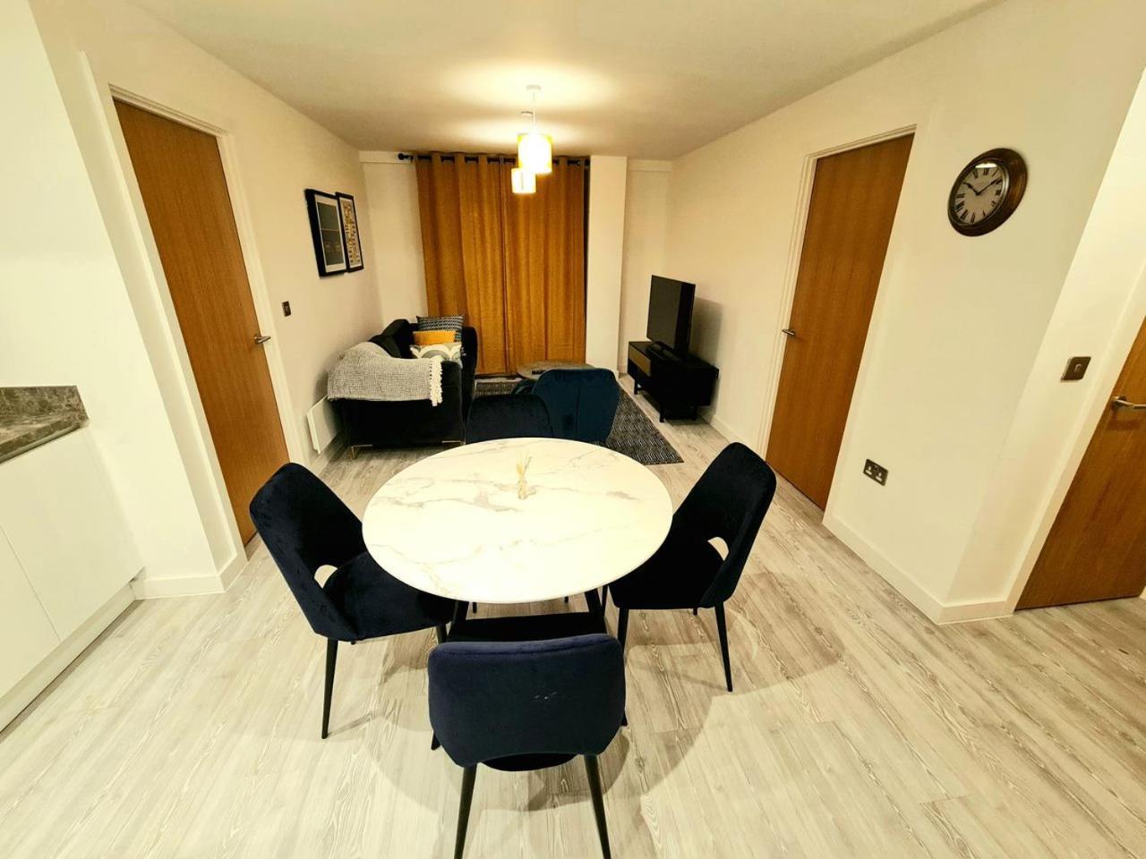 Exquisite Cosy 2-Bed Apartment In Salford Манчестер Экстерьер фото