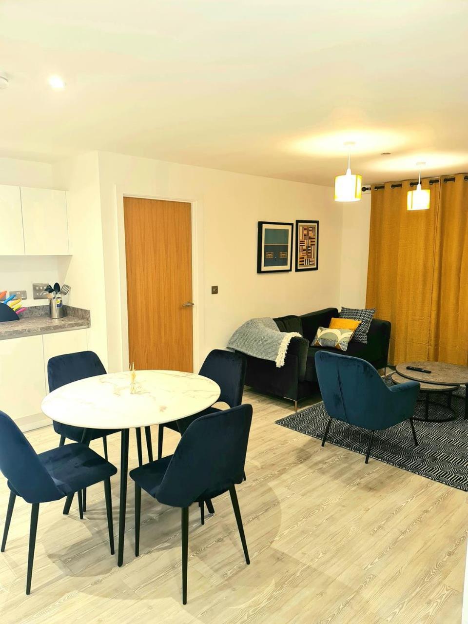 Exquisite Cosy 2-Bed Apartment In Salford Манчестер Экстерьер фото