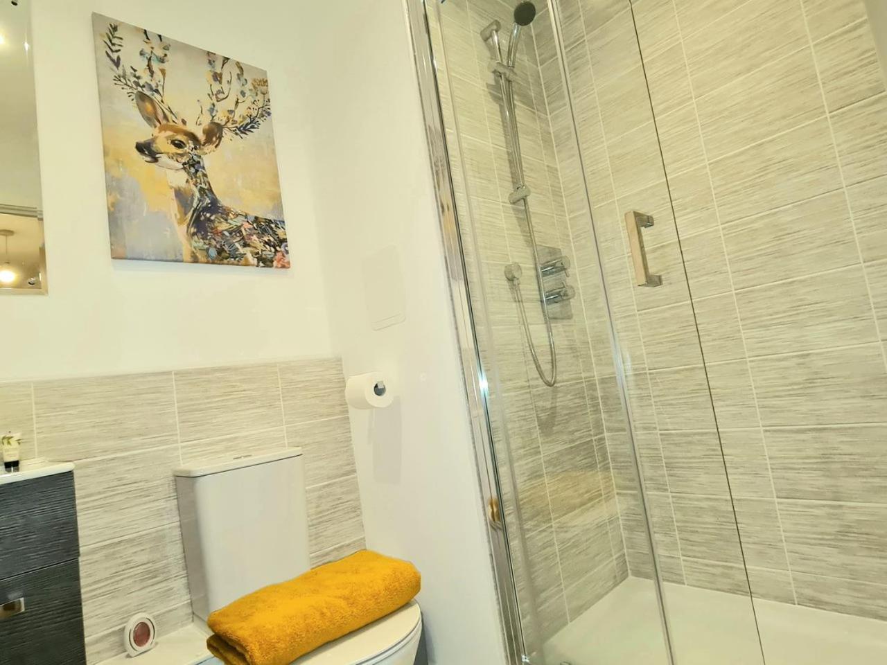 Exquisite Cosy 2-Bed Apartment In Salford Манчестер Экстерьер фото